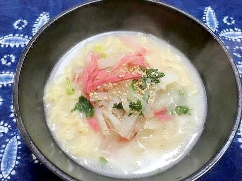 大根とハムとセロリの葉のとんこつラーメン